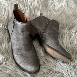 Lucky Brand Basel Grey Silver Metallic Leather Zippered Ankle Bootie 8.5